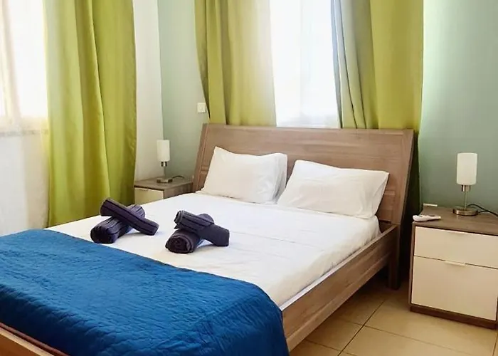 Crystal Aptmnt Next To The アパート *